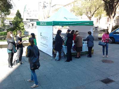 Carpa informativa sobre prevención del cáncer de colon en Salamanca