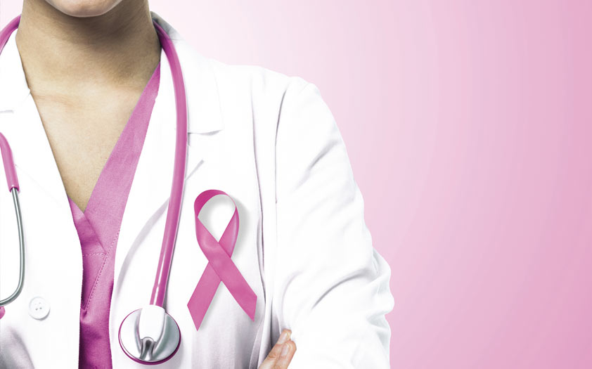 Cáncer de mama esperanza de vida - Doctora con lazo y fondo rosa