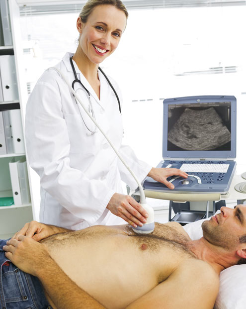 Cáncer de mama en hombres - Doctora realizando una ecografía