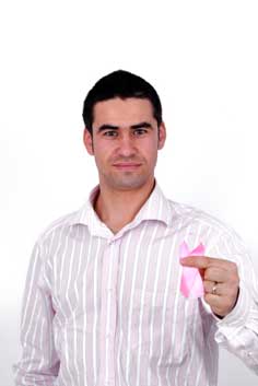 Cáncer de mama en hombres - Un hombre sostiene un lazo rosa