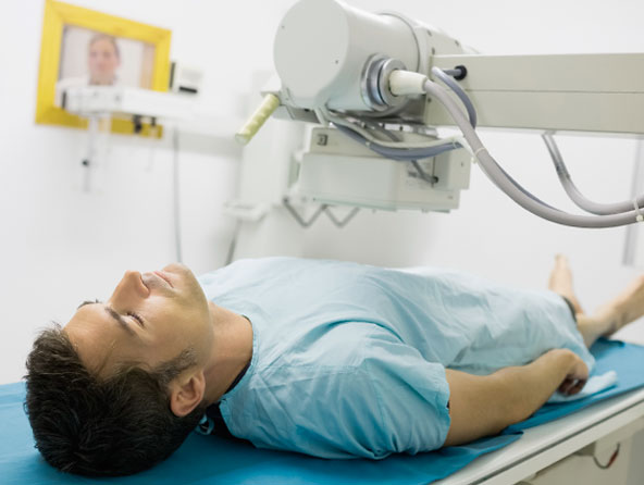 Detectar cáncer de colon - Hombre haciéndose una radiografía de torax