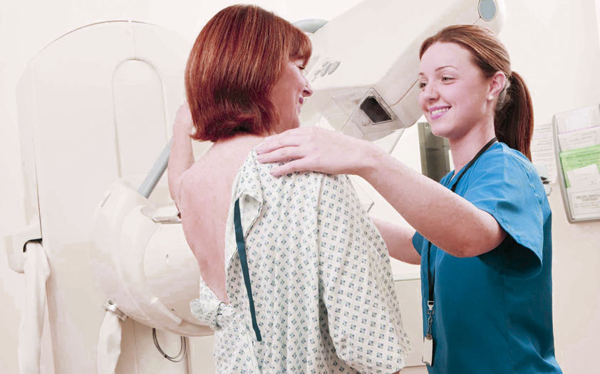 Mamografía - Enfermera haciendo una mamografía a paciente