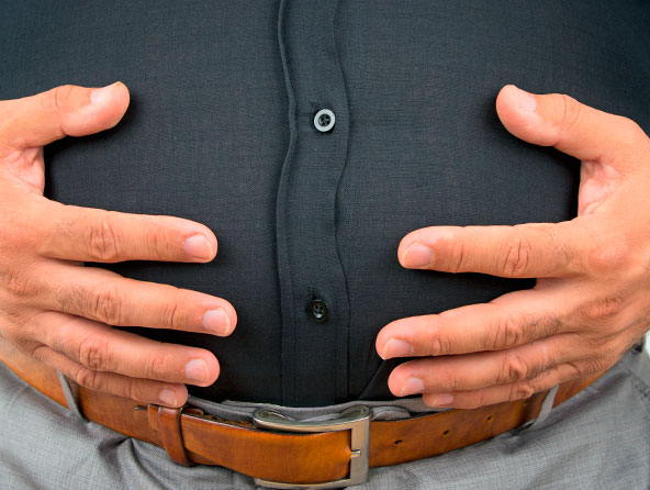 Síntomas del cáncer de colon - Hombres con dolor en el abdomen