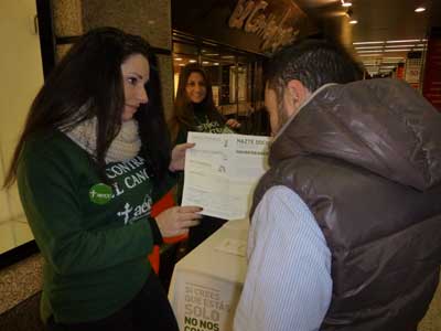 Miembros de nuestro voluntariado “Jóvenes x la Salud” ofreciendo información a los viandantes en El Corte Inglés de Jaime III.