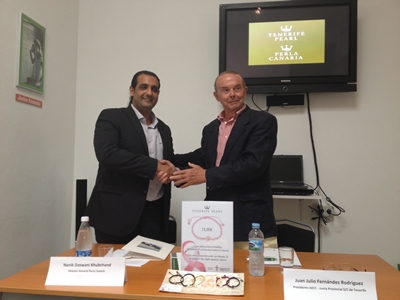 Juan Julio Fernández y Nanik Daswani durante la firma del acuerdo