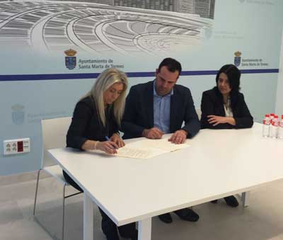 Firma de Convenio entre AECC Salamanca y el Ayuntamiento de Santa Marta