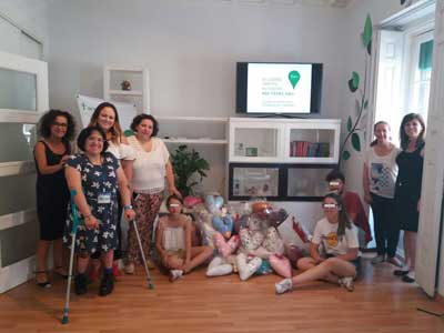 El IES ‘Cardenal Cisneros’ de Alcalá entrega cojines artesanos a la AECC para pacientes con linfedema 