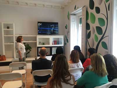 Trabajadores sociales de Salud y Servicios Sociales de municipios del Corredor del Henares visitan la Unidad Integral de la AECC