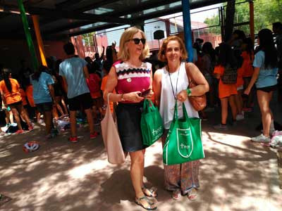 El Campamento estival ‘UpWords’ de Alcobendas recibe la visita de la presidenta de la AECC local con un mensaje de prevención so