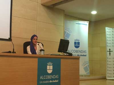 Emotivo mensaje de la atleta Carlota Serrano en la mesa de conferencias ‘Ejercicio físico y cáncer’ celebrada en Alcobendas
