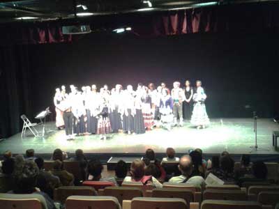 Un centenar de personas asiste al IV Festival de folclore benéfico de la AECC de Alcobendas