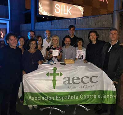 Humor a raudales y casi 2.000 euros para la AECC, balance de la actuación musical a capella de ‘b vocal’ 