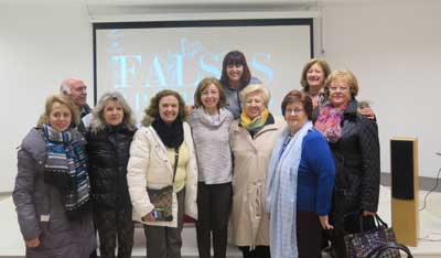 “La prueba para el diagnóstico precoz de cáncer de colon es fácil y no invasiva”, afirma la doctora Elena Segura en una charla i