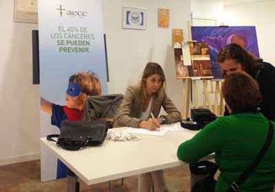 La AECC aporta un taller de cooximetría y una mesa informativa en la Semana de la Salud de Alcorcón 
