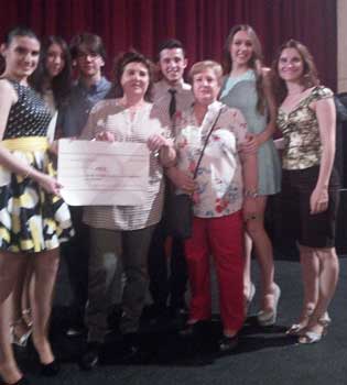 Alumnos del IES Grande Covián de Arganda del Rey entregan 135 euros a la AECC en su graduación