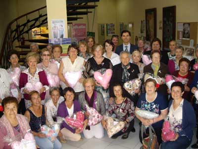Entrega de almohadas de la Asociación de Mujeres Te de Jazmín a pacientes de la aecc