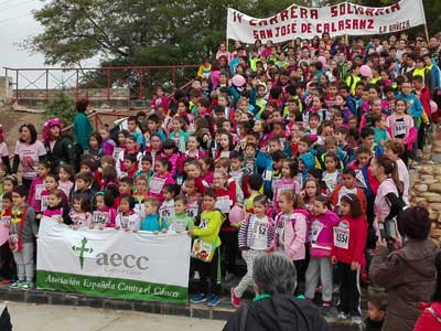“Atados al rosa” para celebrar el día del cáncer de mama en La Bañeza