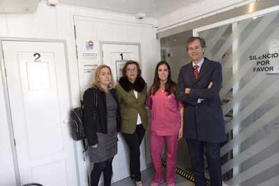 El alcalde de Boadilla del Monte visita la unidad móvil de mamografía instalada por la AECC hasta final del mes de marzo