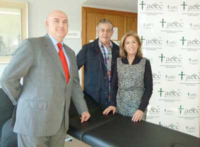 Banco Santander entrega una camilla para nuestros talleres