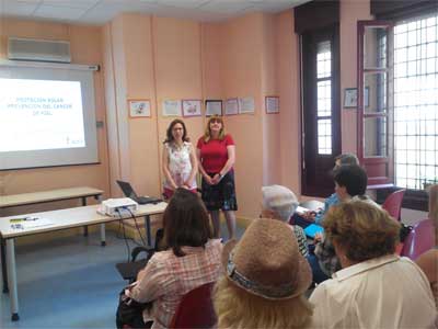 Conferencia sobre “Protección Solar y Prevención del Cáncer de Piel”, en el centro de Atención Social María Zambrano