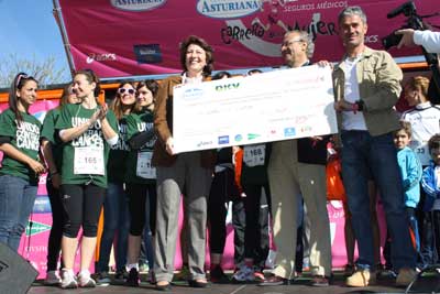 Isabel Oriol recibiendo el donativo 