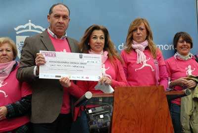 Marea rosa en Valdemoro. Entrega de cheque