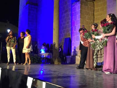 700 personas iluminan el musical ‘Noche de las luces’ de Colmenar Viejo a favor de la AECC
