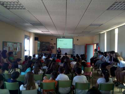 Alumnos del IES ‘Carpe Diem’ de Colmenar de Oreja reciben la visita de la AECC el Día Mundial sin Tabaco