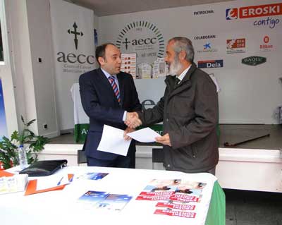 Firma de convenio de la aecc Bizkaia con la Fundación Eroski