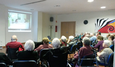 La residencia de mayores AMMA de Cosalda entrega a la AECC 680 € generados en un mercadillo navideño 