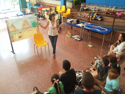 Un cuentacuentos en la Residencia Oncológica de la AECC dibuja una sonrisa en las familias afectadas por cáncer