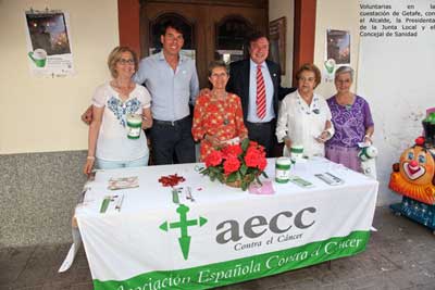 Cuestación en Getafe. Voluntarios en la cuestación de Getaje con el Alcalde, la Presidenta de la Junta Local y el Concejal de Sa