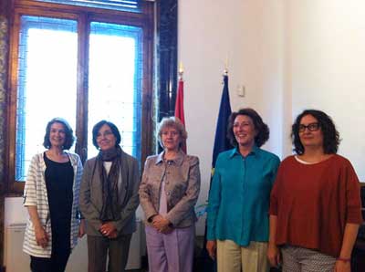 Participantes en la reunión Soledad Becerril e Isabel Oriol