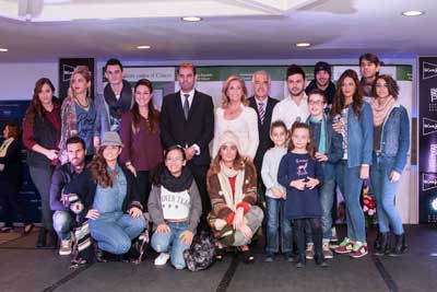 Modelos y autoridades tras finalizar el desfile