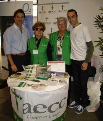 Representantes de O2 Centro Wellness de Málaga y voluntarias de la aecc. 