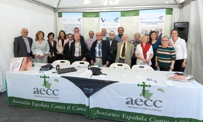 Representantes de la aecc, monitores, pacientes y simpatizantes durante de la campaña