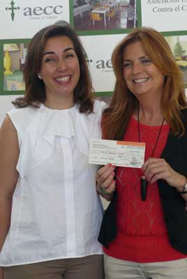 Entrega del cheque a Silvia M. Camacho