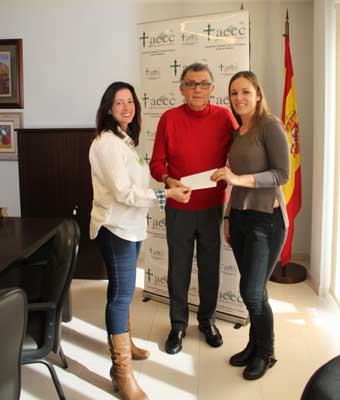 Entrega de donativo tras la iniciativa “Orgullosas de Nuestro Vestido”