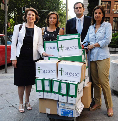 Isabel Oriol, Pedro Perez Segura (médico oncólogo de la aecc) y Pilar Perote vicepresidenta de la aecc