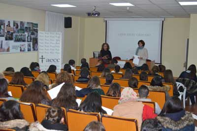 Alumnos de F.P. Auxiliares de Enfermería y F.P Auxiliares de Farmacia asisten a un curso de Prevención en la aecc Madrid.