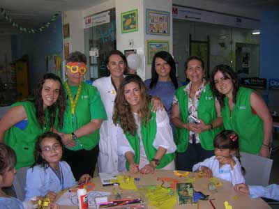 El verano y la fiesta de fin de curso llegan al hospital Ramón y Cajal