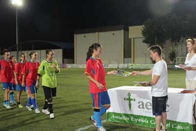 El calor no impide la jornada solidaria del fútbol femenino en Velilla de San Antonio