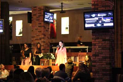  La cantante Marga Pocoví presentando la Gala.                                        