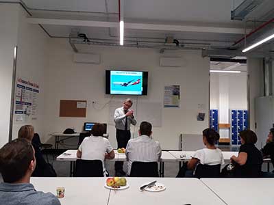 Empleados de la cadena Costco Wholesale de Getafe reciben los consejos de la AECC en tabaquismo 