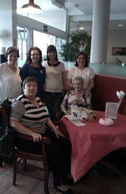 Artesanas Solidarias organizó Tea Party Rosa en Getafe a favor de la aecc