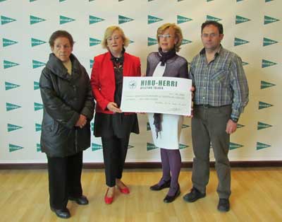 Hiru-Herri entrega a la Asociacion Española Contra el Cancer en Navarra un donativo de 1100 euros