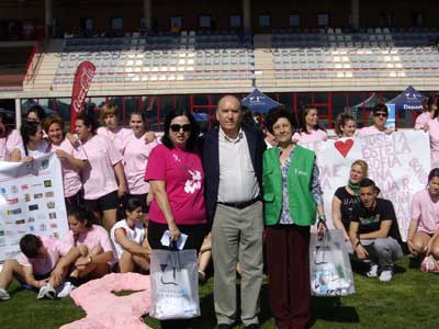 Angeles Fernández de Asamma, Pedro Montiel, Director General de Deporte de la UMA y María Isabel Mata voluntaria de la aecc 