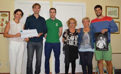 La aecc de La Rioja y policías municipales de la asociación “Red de Protección Canina” donan 9000 euros para la aecc Madrid