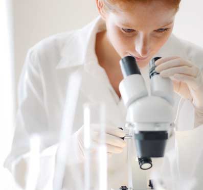 Investigación oncológica. Microscopio