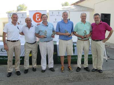 Juan Carlos Robles, decano del Colegio de Economistas y Francisco Aguilar, presidente de aecc Málaga, con los primeros clasifica